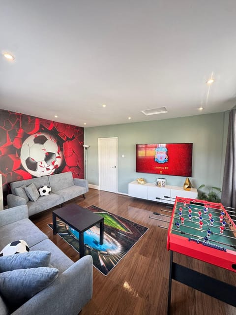 Property building, Game Room, Garden, Garden, Living room