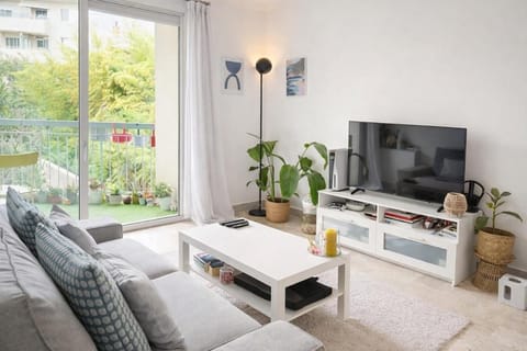 TV and multimedia, Living room, Garden view
