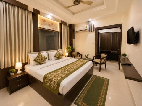 Bed, TV and multimedia, air conditioner