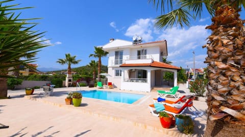 Property building, Day, Pool view, Swimming pool