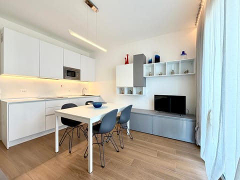 TV and multimedia, Kitchen or kitchenette, Living room, Seating area, Dining area