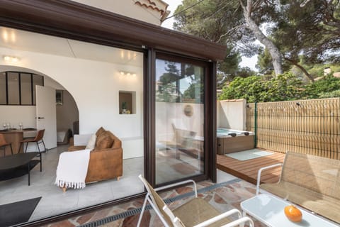 Patio, Day, Living room, sunbed