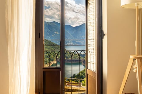 Natural landscape, View (from property/room), Balcony/Terrace, Lake view, Mountain view