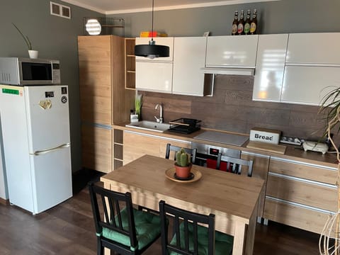 Coffee/tea facilities, Kitchen or kitchenette, Dining area, oven, stove, toaster