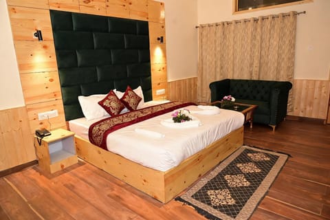 Bed, Living room, Photo of the whole room, Seating area, Bedroom