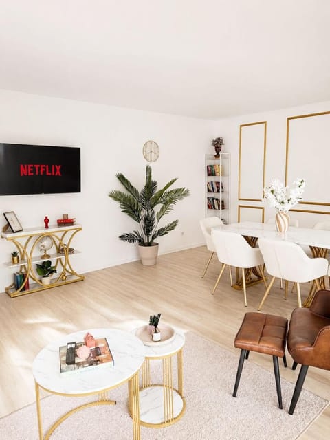 TV and multimedia, Living room, Seating area, Dining area