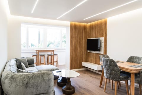 Communal lounge/ TV room, TV and multimedia, Living room, Seating area, Dining area, Evening entertainment