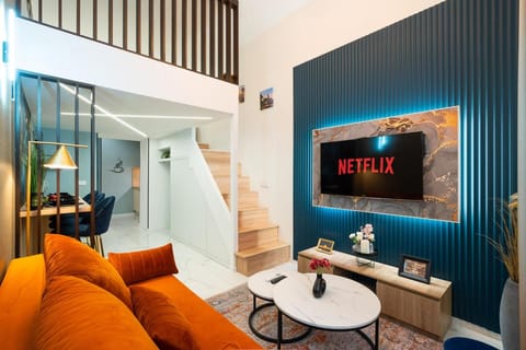 Communal lounge/ TV room, TV and multimedia, Living room, Seating area, Evening entertainment