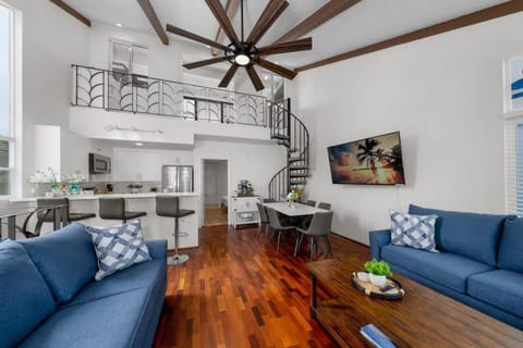 TV and multimedia, Kitchen or kitchenette, Living room, Seating area, Dining area