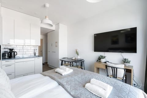 Bed, Kitchen or kitchenette, Dining area, Bedroom, stove, towels