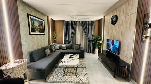 Communal lounge/ TV room, TV and multimedia, Living room, Seating area, Evening entertainment