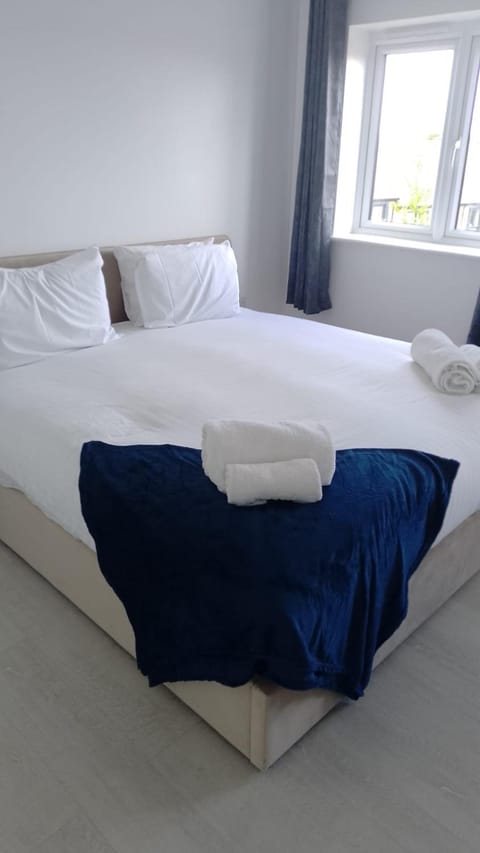 Property building, Bed, Bedroom