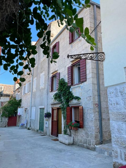 Property building, Day, Neighbourhood, Street view, Quiet street view
