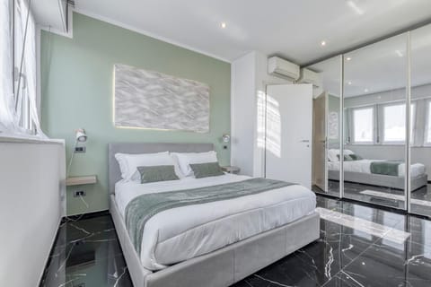Bed, towels