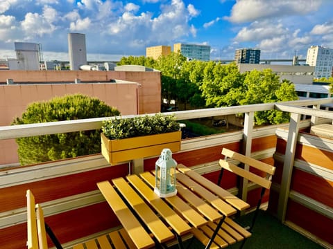 Property building, Day, View (from property/room), Balcony/Terrace