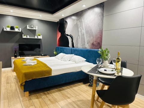 Bed, TV and multimedia, Living room, Photo of the whole room, Seating area, Bedroom, towels