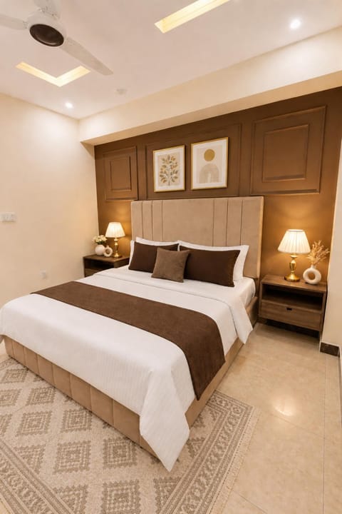 Bed, Living room, Photo of the whole room, Seating area, Bedroom