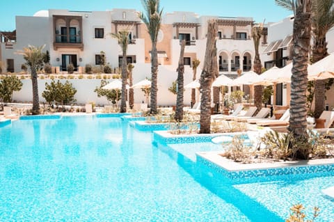 Property building, Spring, Day, Pool view, Swimming pool, sunbed