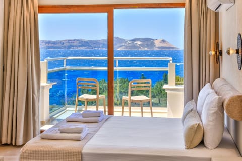 Bed, Balcony/Terrace, Photo of the whole room, Sea view, towels