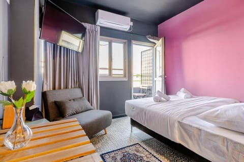 Bed, TV and multimedia, Living room, Photo of the whole room, Seating area, Bedroom, air conditioner