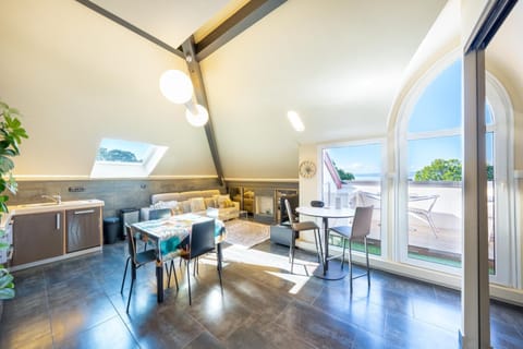 View (from property/room), Balcony/Terrace, Living room, Seating area, Dining area, Lake view