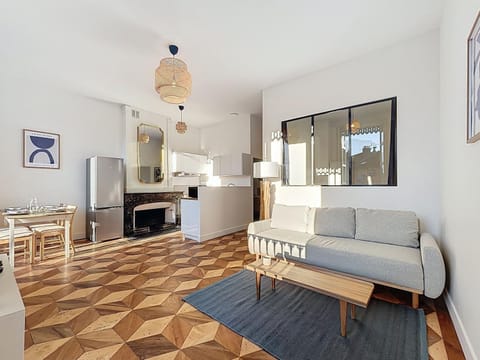 Kitchen or kitchenette, Living room, Seating area, Dining area, oven