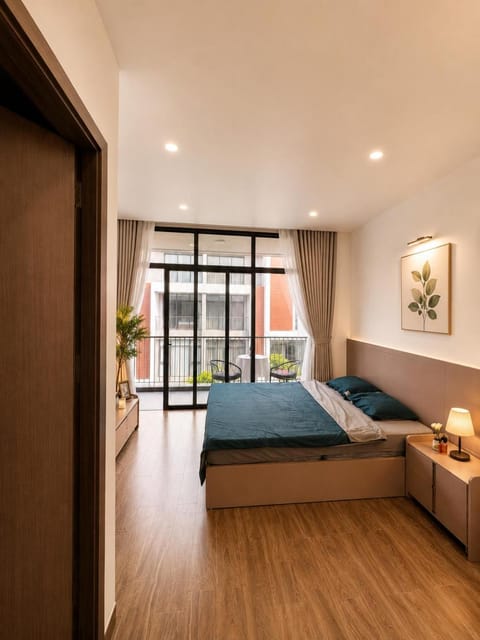 Shower, Toilet, Bed, Balcony/Terrace, Bedroom, City view