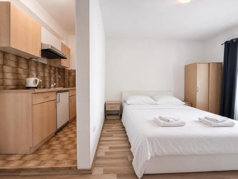 Bed, Kitchen or kitchenette, Photo of the whole room, Bedroom, towels, wardrobe