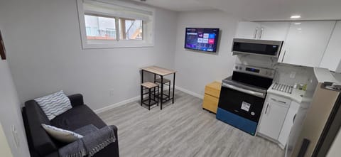 TV and multimedia, Kitchen or kitchenette, Living room, Seating area, Dining area