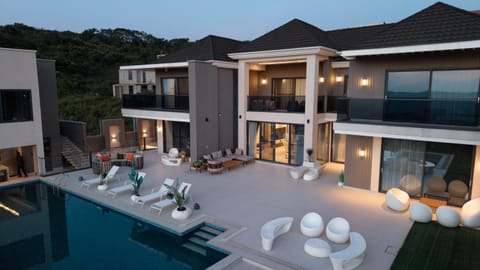 Property building, Day, Natural landscape, Balcony/Terrace, Seating area, Evening entertainment, Mountain view, Swimming pool, sunbed