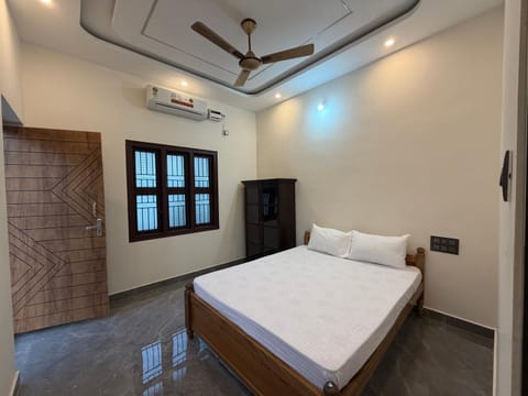 Photo of the whole room, air conditioner
