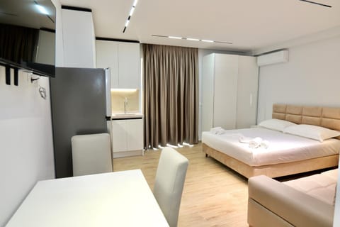 Bed, TV and multimedia, Photo of the whole room, wardrobe