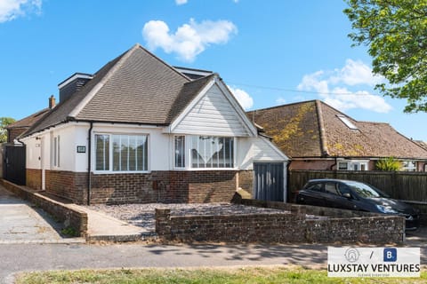 Property building, Day, Neighbourhood, Street view, Location, Parking