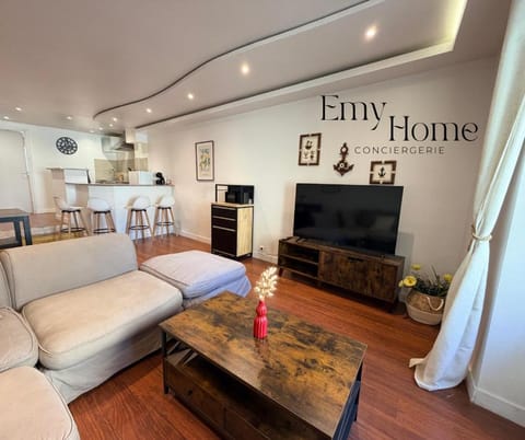 Communal lounge/ TV room, TV and multimedia, Kitchen or kitchenette, Living room, Seating area, Dining area