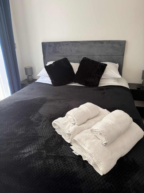 Bed, Photo of the whole room, Bedroom, towels