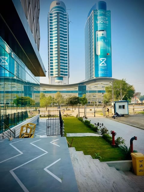 Property building, Nearby landmark, Day, Location, Parking