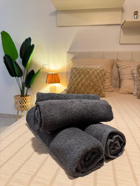 Bed, towels