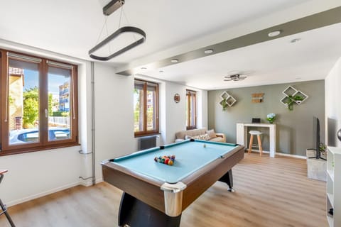 Billiard, Game Room