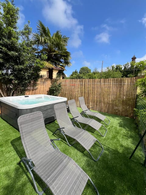 Hot Tub, Garden view, sunbed