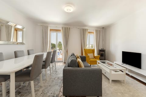 Communal lounge/ TV room, TV and multimedia, Living room, Dining area