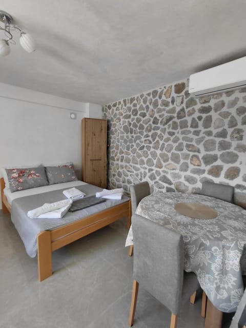 Bed, Seating area