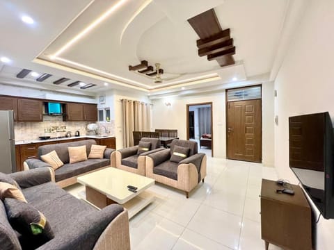 Communal lounge/ TV room, Kitchen or kitchenette, Living room, Seating area, Dining area, oven, stove