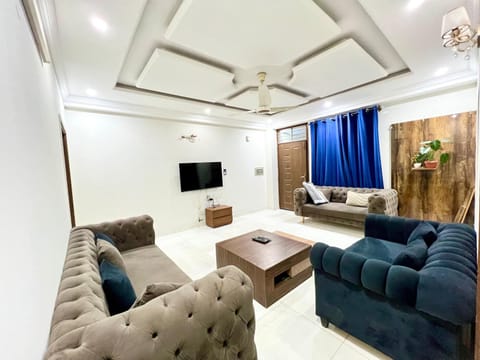 TV and multimedia, Living room, Seating area, fireplace