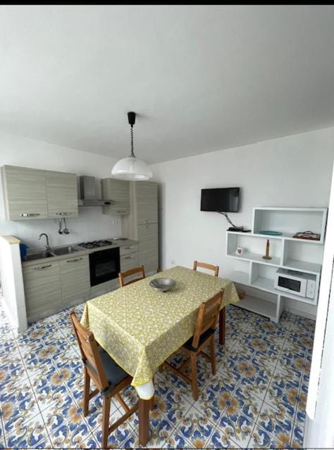 Kitchen or kitchenette, Dining area, oven, pet friendly, stove