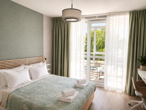 Bed, Balcony/Terrace, Seating area, Bedroom