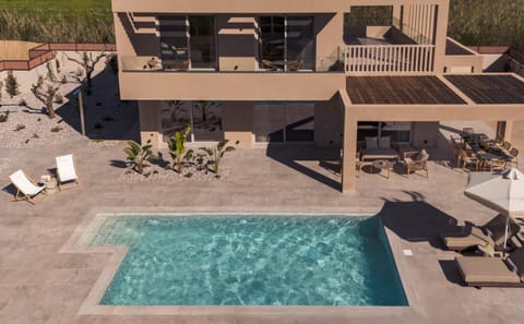 Property building, Balcony/Terrace, Pool view, Swimming pool, Swimming pool