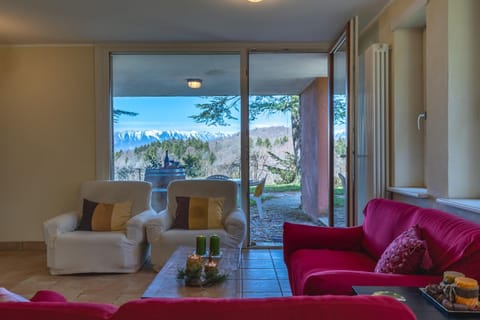 View (from property/room), Seating area, Landmark view, Mountain view