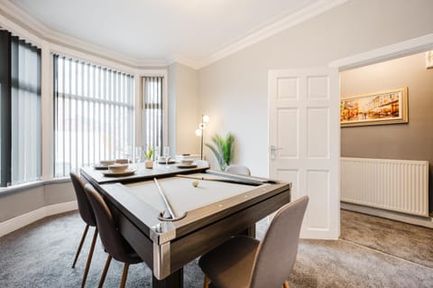 Dining area, internet
