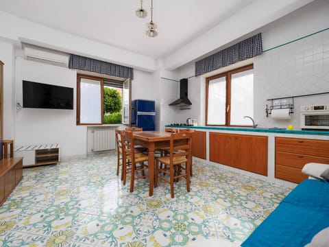TV and multimedia, Kitchen or kitchenette, Living room, Dining area, oven, stove