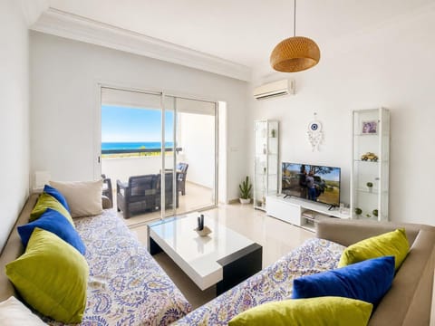Communal lounge/ TV room, Natural landscape, TV and multimedia, Living room, Seating area
